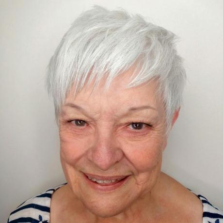 Altmışlarında yaşlı kadınlar için keskin kısa beyaz saç perisi kesimi