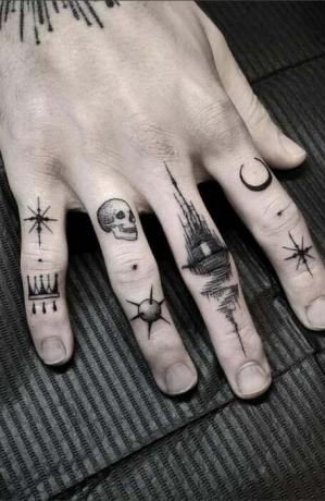 Jedinečné tetování na prstech (1)