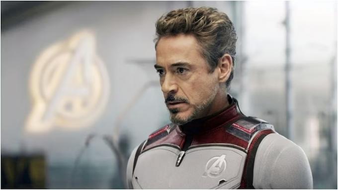 Strukturierter Iron Man-Haarschnitt mit Spitzbart