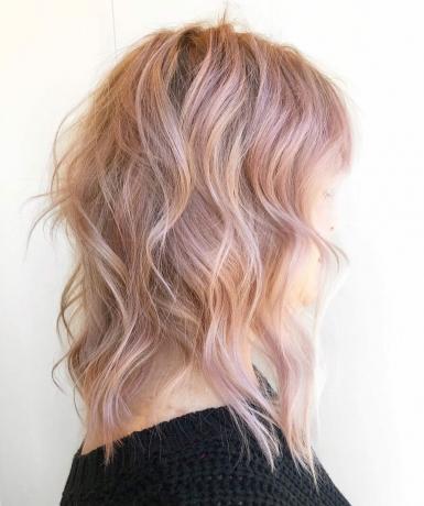 Pasteliniai rožiniai plaukai ir blondinės rožinės aukso spalvos balayage