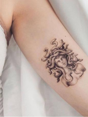 Tatuaje Pequeño De Medusa