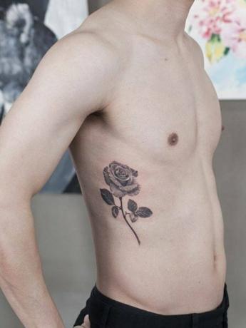 Tetovaža rebra ruže