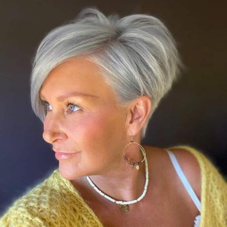 Krátky strih Pixie pre tenkovlasé staršie ženy so sivou farbou vlasov
