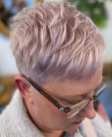 Krátke sivé vlasy s fialovým podtónom