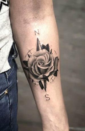 Tatuaż róża kompasu
