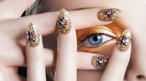 20 ideias elegantes de design de unhas douradas para copiar