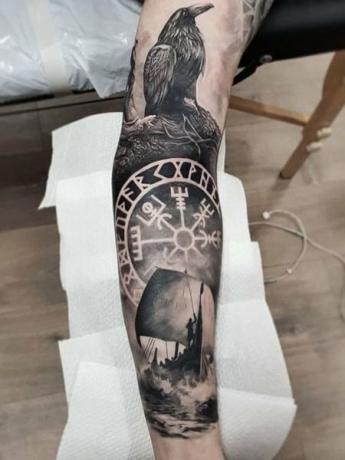 Tatuaj cu maneca vikinga
