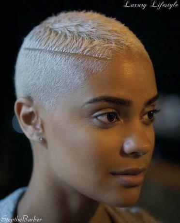 wyjątkowo krótka blond fryzura dla czarnych kobiet