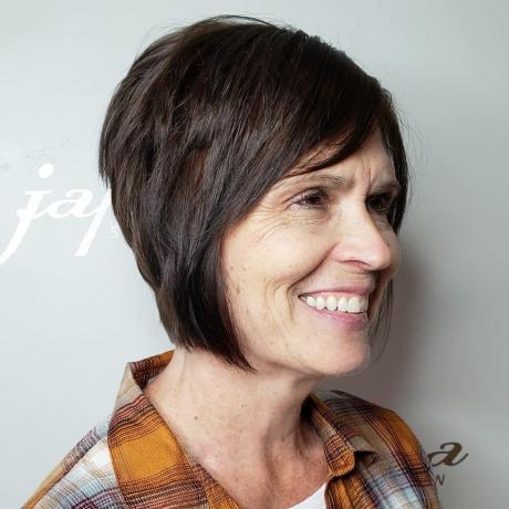 Оформяне на лицето Многослойна прическа за жени над 50 години с фина коса