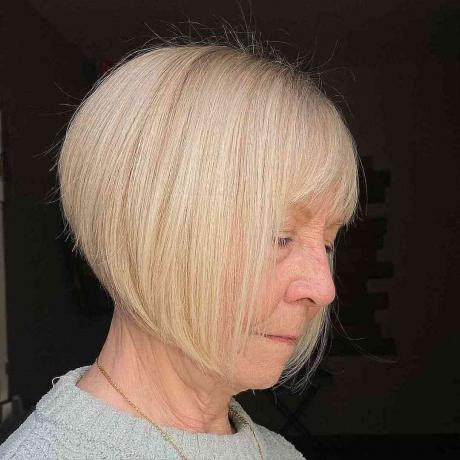 Blondínka s ofinou pre dámy vo veku 70 rokov