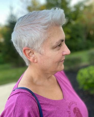 Potongan pixie pendek untuk wanita yang lebih tua dengan rambut halus