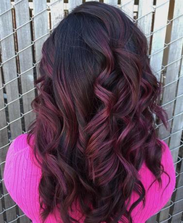 Длинные бордово-пурпурные волосы с локонами