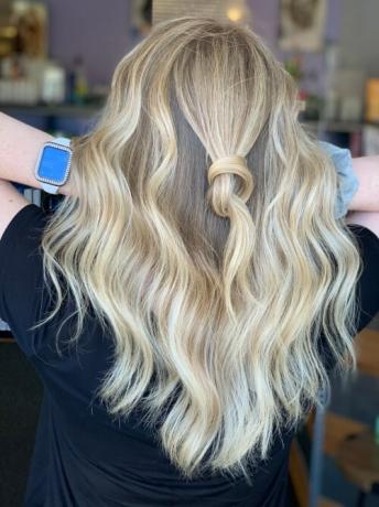 Blondinka Balayage z demi-permanentno barvo las