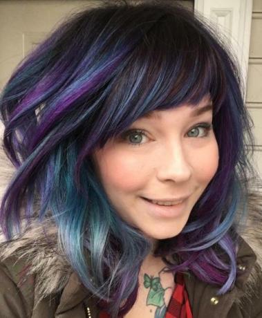 Čierne vlasy s modrými a fialovými odleskami