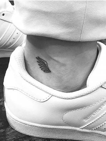 Mały tatuaż ze skrzydłami anioła