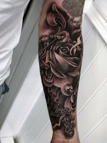 Ruusukko tatuointi käsivarteen