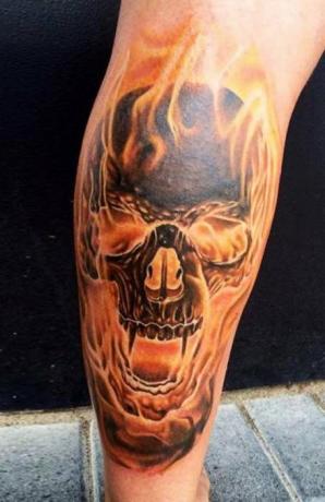 Flammande skalle tatuering