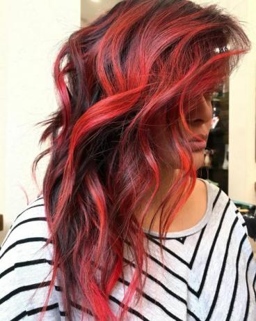 Sort hår med mørke og lyse røde accenter