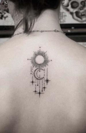 Merkittävä aurinkokuun ja tähdet tatuointi 