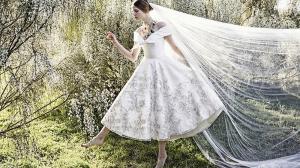 60 mejores vestidos de longitud de té para novias elegantes