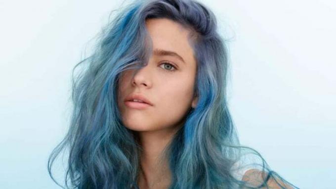 Τι πρέπει να γνωρίζετε πριν βάψετε τα μαλλιά σας μπλε