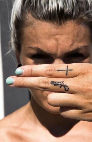 Tatuagem de dedo de arma
