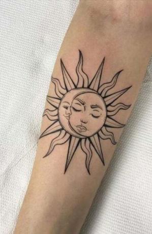 Tetovanie polmesiaca a slnka 