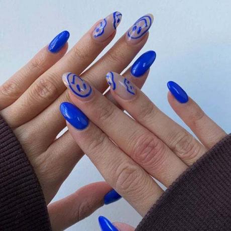 Akrylové nechty s modrým smajlíkom