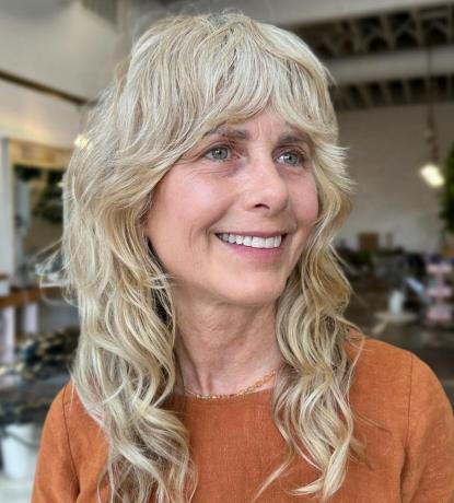 Cool Blonde Shag за жени над 60 години