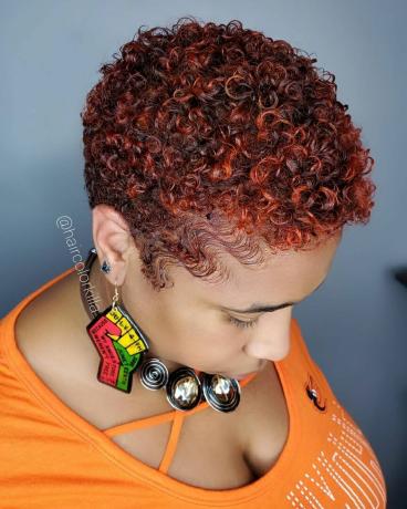 Krátke afro vlasy sýtočervené a medené