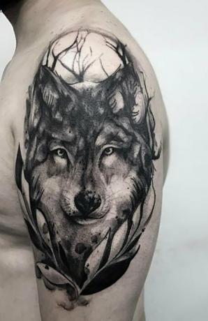 Татуювання на плечі вовка