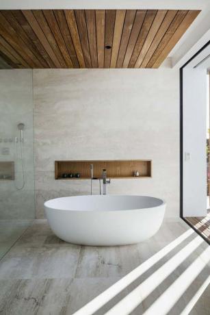 Kúpeľňa s dreveným stropom