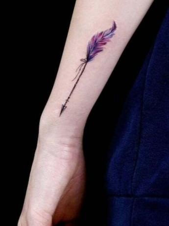 Татуировка със стрелка с пера