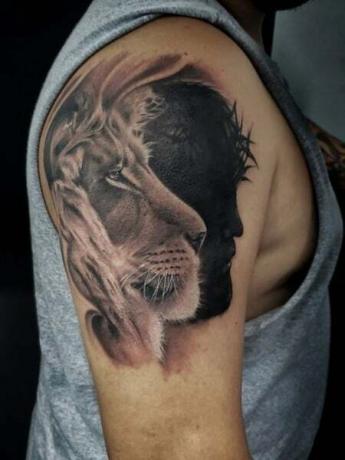 Jezus lew tatuaż