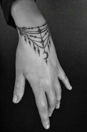 Tetovanie na ruku náramkom