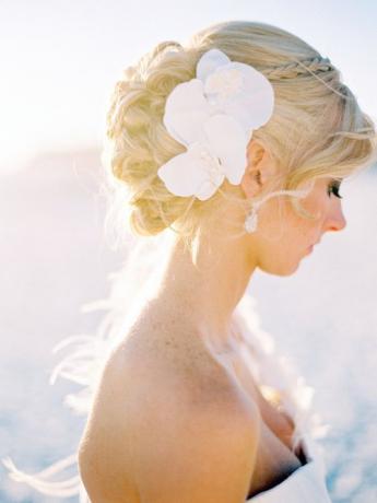 updo med hårblommor för strandbröllop
