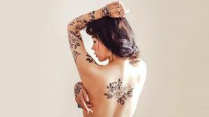 30 lindas tatuagens de flores para mulheres