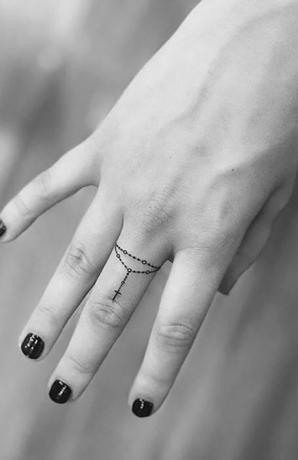 Tatuagem de dedo de rosário