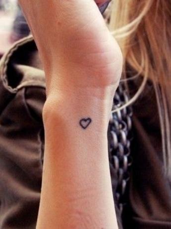 Herz Handgelenk Tattoo