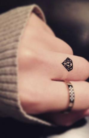 ダイヤモンドの指のタトゥー