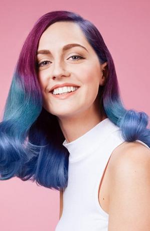 Siniset ja violetit kiharat hiukset