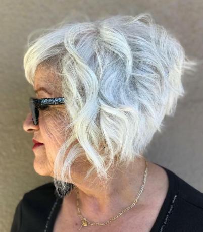 Krátky strih pre ženy so šedými vlasmi a okuliarmi nad 60 rokov