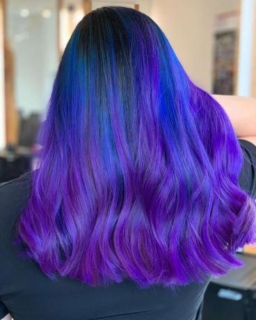 Violetinė ir mėlyna plaukų spalva