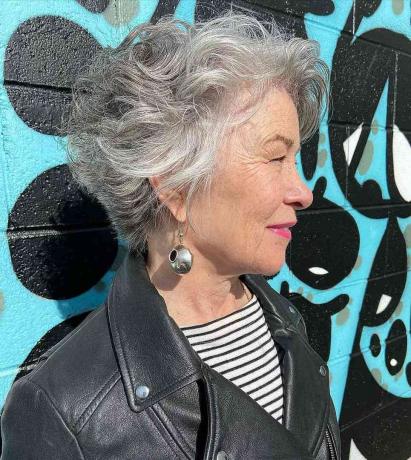 Potongan Wedge Bertekstur untuk Rambut Bergelombang untuk Wanita Di Atas 70 Tahun