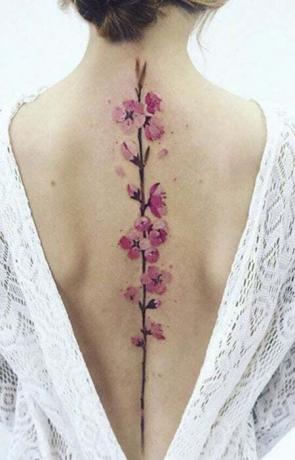 Tatuaje de flor de cerezo en la columna vertebral (1)