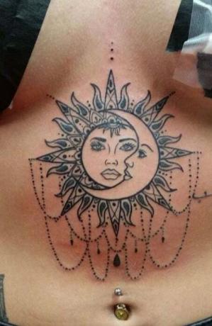 Auringon ja kuun rintalastan tatuointi