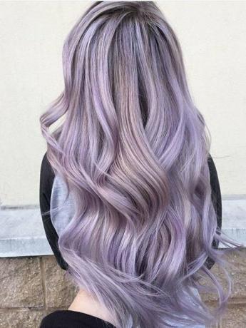 Silberviolettes Haar