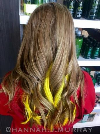 svetlohnedé vlasy so žltými odleskami peek-a-boo