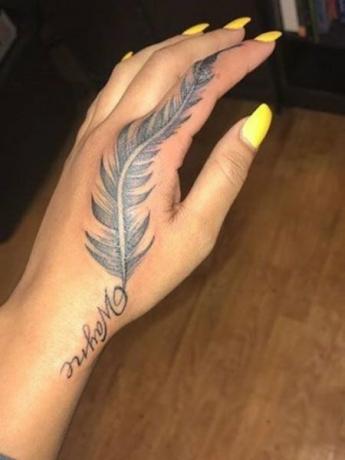 Tetovaža s perjem na ruci