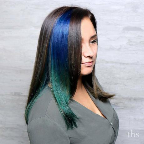 Hnědé vlasy s modrým a zeleným pruhem